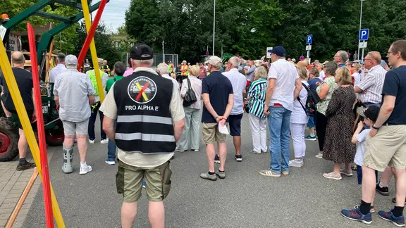 Zum Protest gegen einen Neubau der Bahnstrecke hat die Bürgerinitiative "Trassenalarm" aufgerufen. | Kai Rake, NDR Die Demo richtet sich gegen einen Neubau der Bahnstrecke Hannover-Hamburg.