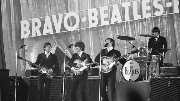 Die Beatles in Hamburg, 26. Juni 1966, Konzert in der Ernst-Merck-Halle im Rahmen ihrer "BRAVO Blitztournee" durch drei deutsche Städte. | picture alliance / Sammlung Richter | Sammlung Richter Die Beatles in Hamburg, 26. Juni 1966, Konzert in der Ernst-Merck-Halle im Rahmen ihrer "BRAVO Blitztournee" durch drei deutsche Städte.
