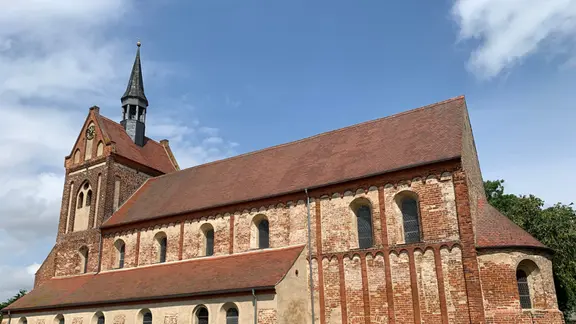 Stattliche Backstein-Kirche im Altmark-Dorf Beuster