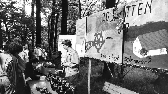 Kirchentag in Görlitz vom 03.-05.06.1988 unter dem Motto Umkehr hilft Leben . Eine junge Gemeinde verteilte am 05.06. auf dem Kirchentagsmarkt Briketts mit der Aufschrift Betet für Klitten. | imago stock&people Kirchentag in Görlitz vom 03.-05.06.1988 unter dem Motto Umkehr hilft Leben . Eine junge Gemeinde verteilte am 05.06. auf dem Kirchentagsmarkt Briketts mit der Aufschrift Betet für Klitten.