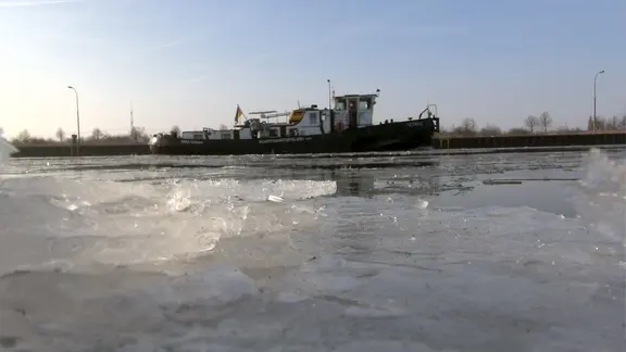 Im Vordergrund Eis auf einem Kanal, ein Schiff bei voller Fahrt im Hintergrund | MDR/Matthias Strauss Im Vordergrund Eis auf einem Kanal, ein Schiff bei voller Fahrt im Hintergrund