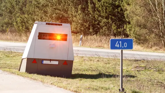 eine Autobahnblitzanlage | IMAGO/Bihlmayerfotografie eine Autobahnblitzanlage