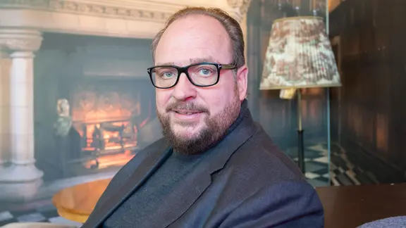 Oliver Blume, Erfinder des Boxhotels in Hannover, 2020 in der Lobby des Hotels. | dpa, Julian Stratenschulte Oliver Blume, Erfinder des Boxhotels in Hannover, 2020 in der Lobby des Hotels.