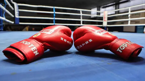 Boxhandschuhe liegen auf dem Boden eines Boxring. | picture alliance / Sportfoto Zink / Daniel Marr | Sportfoto Zink / Daniel Marr Boxhandschuhe liegen auf dem Boden eines Boxring.