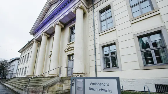 Der Vorwurf des besonders schweren Falls der Freiheitsberaubung konnte nicht nachgewiesen werden. (Themenbild) | NDR, Julius Matuschik Blick auf den Eingang des Amtsgerichts Braunschweig.
