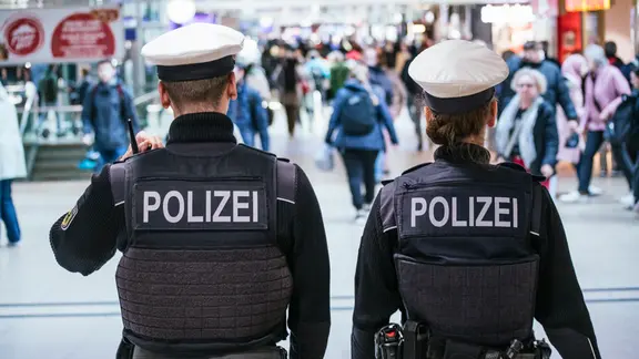 Zwei Einsatzkräfte der Bundespolizei laufen durch den Hauptbahnhof in Hannover. | NDR, Julius Matuschik Zwei Einsatzkräfte der Bundespolizei laufen durch den Hauptbahnhof in Hannover.