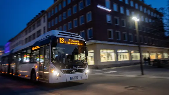 Bus in Kiel mit Bewegungsunschärfe. | NDR, Thomas Viet Dang Bus in Kiel mit Bewegungsunschärfe.