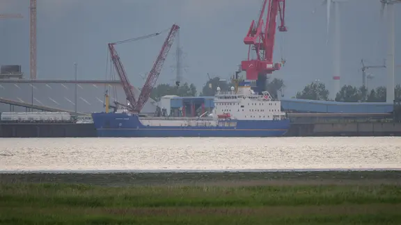 Das blaue Transportschiff "Pacific Grebe" liegt in der Morgendämmerung in Brunsbüttel. | Daniel Friederichs Castor- Transport in Brunsbüttel