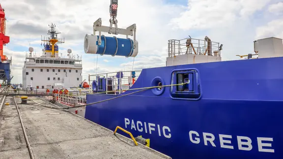 Castor-Transport: Ein Behälter mit radioaktivem Müll wird verladen. | Gesellschaft für Nuklear-Service Castor-Transport: Ein Behälter mit radioaktivem Müll wird verladen.