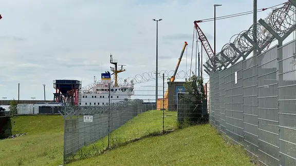 Der Hafen von Brunsbüttel ist gesichert und abgesperrt. Proteste gab es dort bisher nicht. | NDR, Vinetta Richter Blick auf das Schleusengelände in Brunsbüttel.