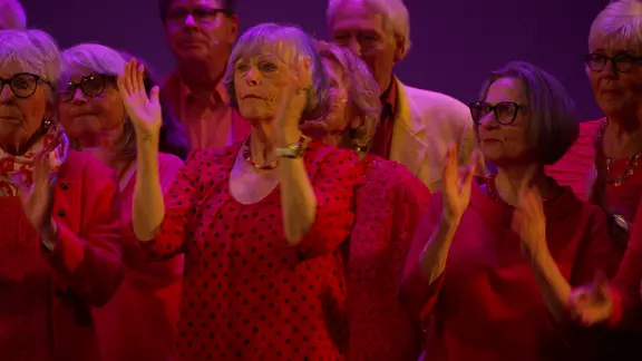 Singende Seniorinnen und Senioren des Chores Heaven can Wait in roter Kleidung | NDR Singende Seniorinnen und Senioren des Chores Heaven can Wait in roter Kleidung