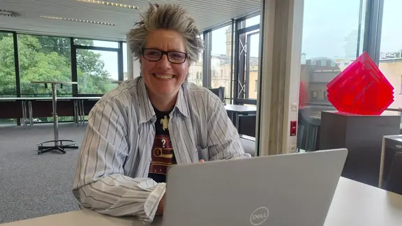 Micky Lindlar am Laptop beim Daten retten.