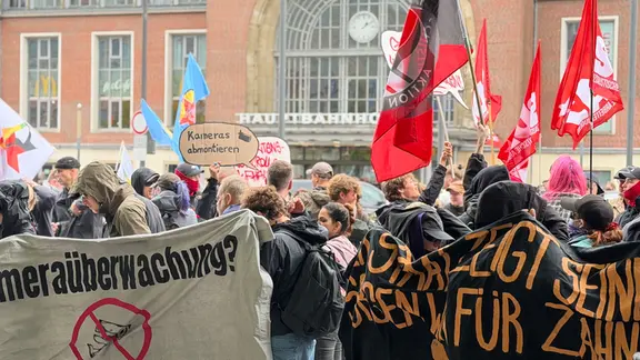 Rund 400 Menschen nahmen an dem Protest teil. Sie befürchten mehr Überwachung durch KI. | NDR, Tobias Gellert Eine Demo in Kiel gegen die Verschärfung des Polizeirechts.