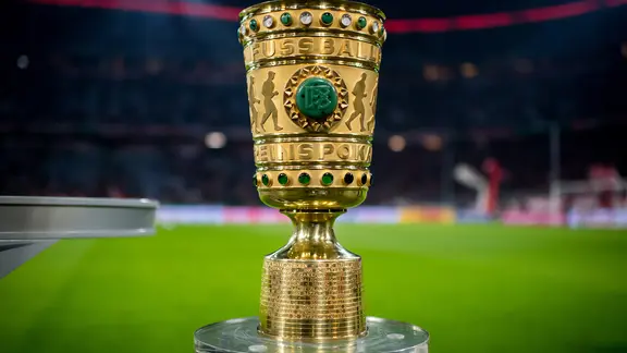 Der DFB Pokal steht im Stadion auf einer Säule. | picture alliance / dpa, Thomas Eisenhuth Der DFB Pokal steht im Stadion auf einer Säule.