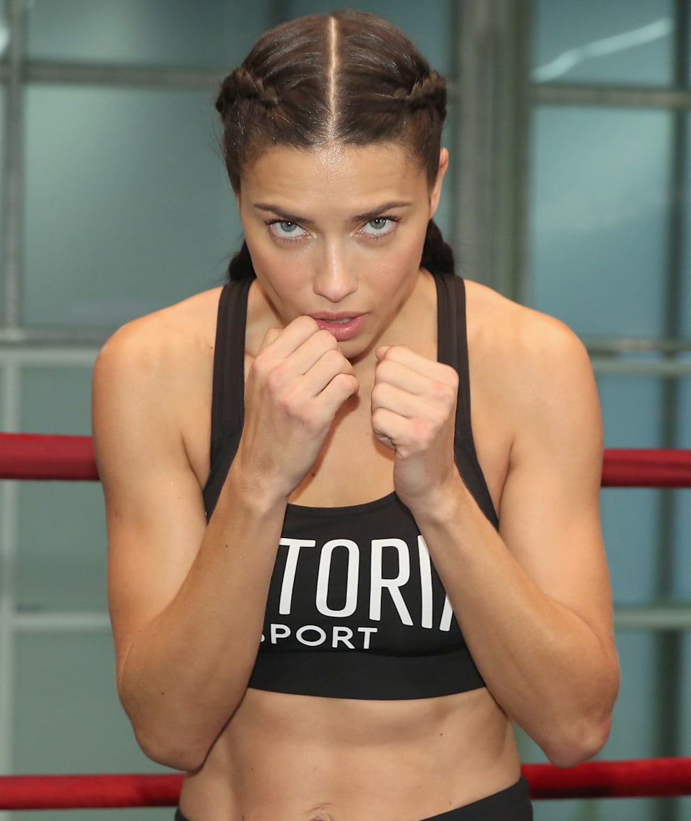 Ausreden gibt es für Adriana Lima nicht. Ein Großteil ihrer Box-Einheiten besteht aus Schlagkombinationen, Schnelligkeit und Kondition