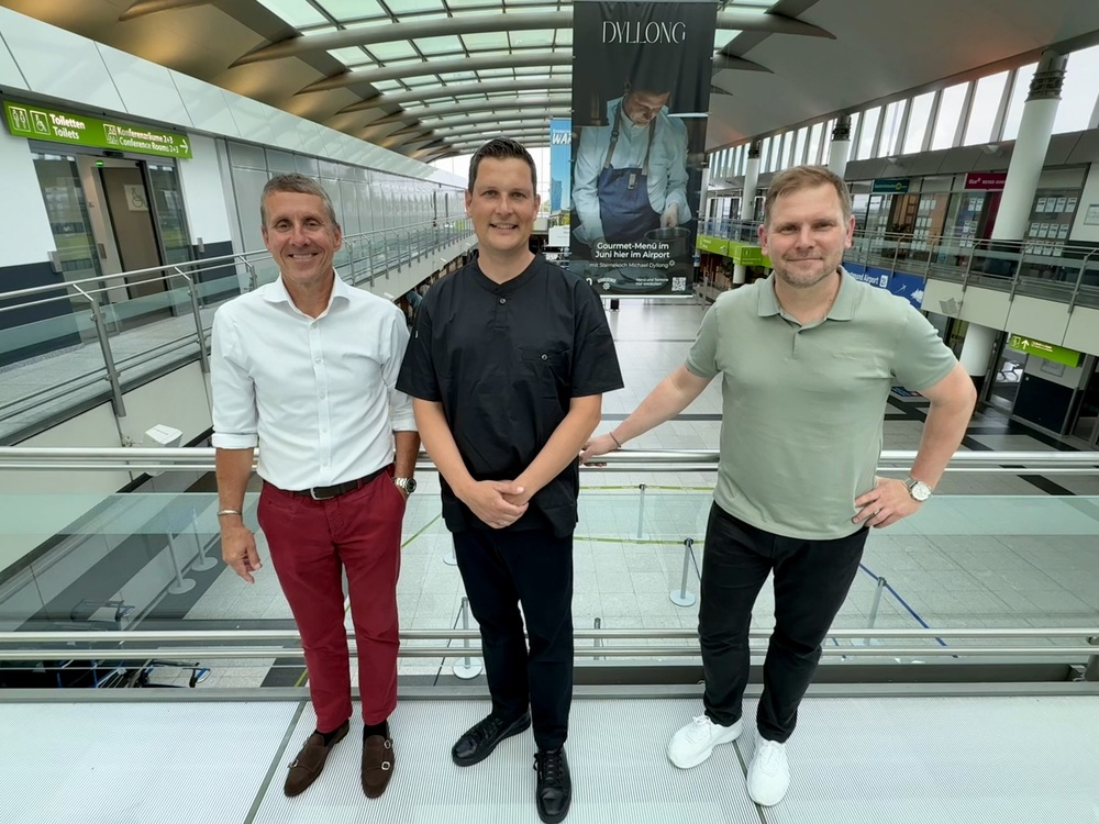 Michael Dyllong eröffnet Pop-up-Restaurant am Dortmund Airport. (v.l.n.r.: Guido Miletic, Leiter Airport Services + Marketing & Sales, Michael Dyllong, Sonnhard Osyka, Bereichsleiter Marketing & Sales.
