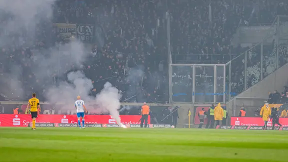Feuerwerkskörper auf Spielfeld nahe der Spieler | IMAGO / Jan Huebner Feuerwerkskörper auf Spielfeld nahe der Spieler