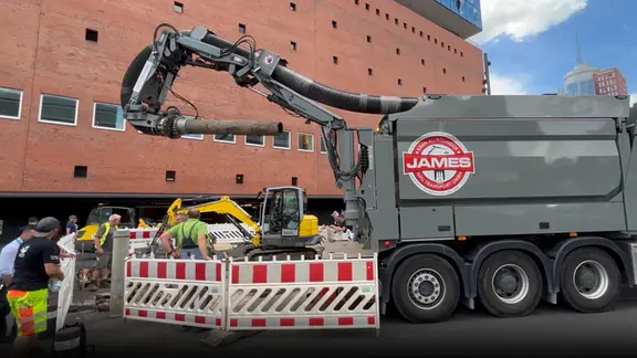 Ein Kranfahrzeug steht an einer Baustelle vor der Elbphilharmonie. | NDR, Daniel Kaiser Ein Kranfahrzeug steht an einer Baustelle vor der Elbphilharmonie.