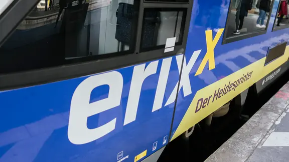 Die Reparatur an der Strecke dauert voraussichtlich bis Dienstagnachmittag, so das private Bahnunternehmen erixx. (Themenbild) | NDR, Julius Matuschik Ein Zug der Eisenbahngesellschaft "Erixx" mit der Aufschrift "Der Heidesprinter" steht im Hauptbahnhof Hannover.