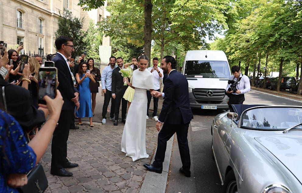 Ganz der gentleman hält ihre hand auf dem weg zum standes amt freunde machen fotos