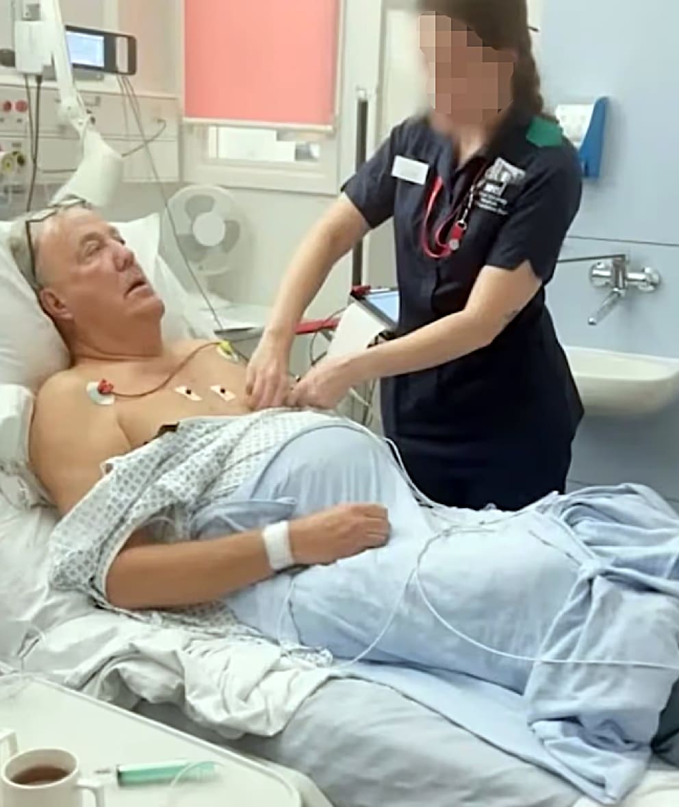 Jeremy Clarkson im Krankenhaus. In Folge 8 der 5. Staffel der Amazon-Prime-Serie „Clarkson’s Farm“ zeigt er sich verletzlich wie nie