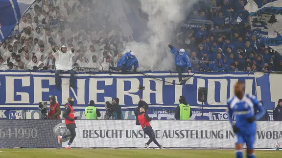 Blick auf eine Fankurve in einem Stadion während eines Fußballspiels | picture alliance / dts-Agentur | - Blick auf eine Fankurve in einem Stadion während eines Fußballspiels