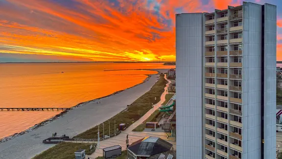 Hotel und Ferienort am Südstrand von Fehmarn im Abendrot | picture alliance / Zoonar Hotel und Ferienort am Südstrand von Fehmarn im Abendrot