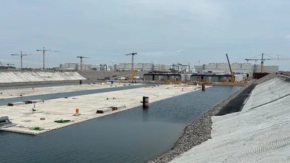 Diese 217 Meter langen Elemente sind bereit abgesenkt zu werden. | NDR, Phillip Kamke Die Tunnelbaustelle der Fehmarnbeltquerung.