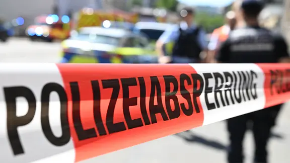 Ein Absperrband der Polizei ist an einem Einsatzort von Polizei und Feuerwehr angebracht. | picture alliance / dpa | Bernd Weißbrod Ein Absperrband der Polizei ist an einem Einsatzort von Polizei und Feuerwehr angebracht.