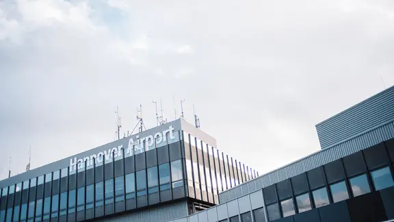 Das Gebäude des Hannover Airport in Langenhagen in der Außenansicht. | NDR, Julius Matuschik Das Gebäude des Hannover Airport in Langenhagen in der Außenansicht.