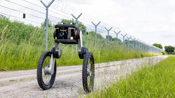 Ein Sicherheitsroboter am Hamburger Flughafen | Flughafen Hamburg/Oliver Sorg Ein Sicherheitsroboter am Hamburger Flughafen