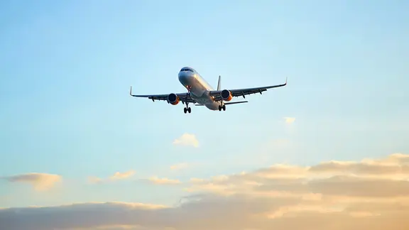 Ein Flugzeug über den Wolken im Flug | colourbox Ein Flugzeug über den Wolken im Flug