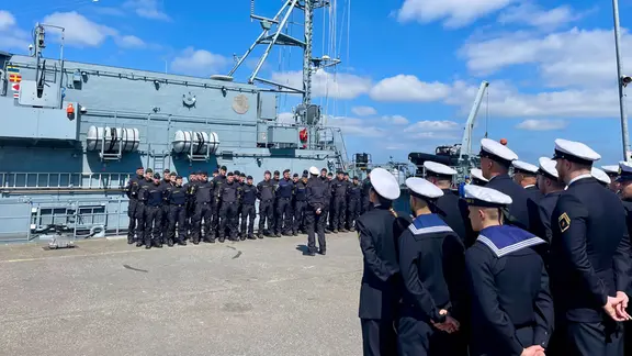 Soldaten und Matrosen stehen im Kieler Marinehafen bei der Verabschiedung des Minenjagdbootes "Fulda". | NDR / Jennifer Bruhn Soldaten und Matrosen stehen im Kieler Marinehafen bei der Verabschiedung des Minenjagdbootes "Fulda".