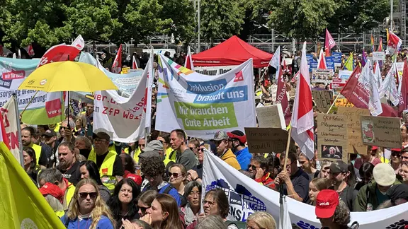 Viele Menschen stehen bei einer Demonstration vor dem Neuen Rathaus in Hannover.
