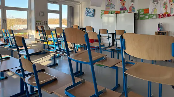 "Schule mit Courage" - für eine Veranstaltung gegen Rassismus im Theater Itzehoe bleiben die Klassinzimmer der Fehrs-Schule am Donnerstag leer. | NDR , Pia Klaus Leeres Klassenzimmer.