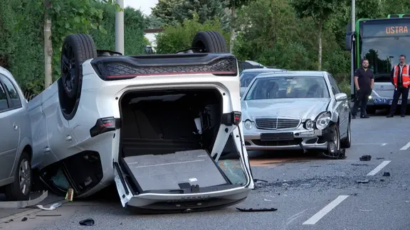 Mehrere Fahrzeuge wurden bei dem Unfall beschädigt. | Nord-West-Media Ein Auto liegt nach einem Unfall in Hannover-Bemerorde auf dem Dach.