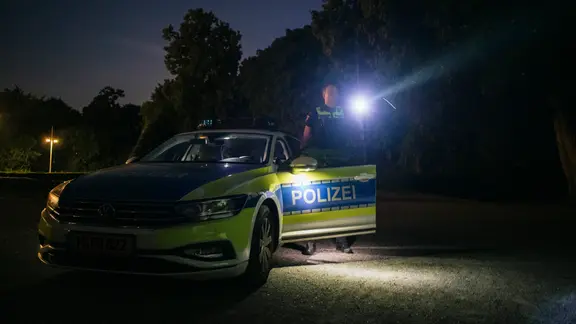 Ein Polizist steht neben einem Polizeiauto. Automaten wurden im Norden gesprengt. | Julius Matuschik Ein Polizist steht neben einem Polizeiauto. Automaten wurden im Norden gesprengt.