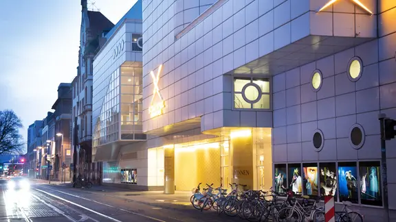 Eingang zum Schauspielhaus Hannover. | Schauspiel Hannover, Kerstin Schomburg Eingang zum Schauspielhaus Hannover.
