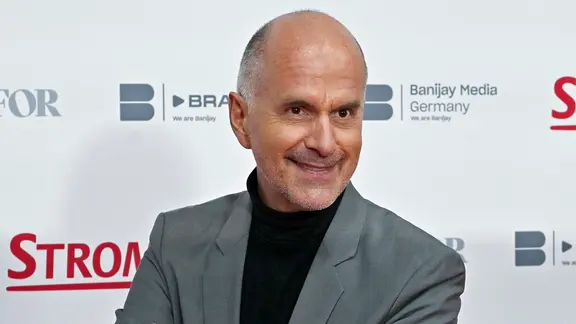 Christoph Maria Herbst blickt mit Grimasse in die Kamera.