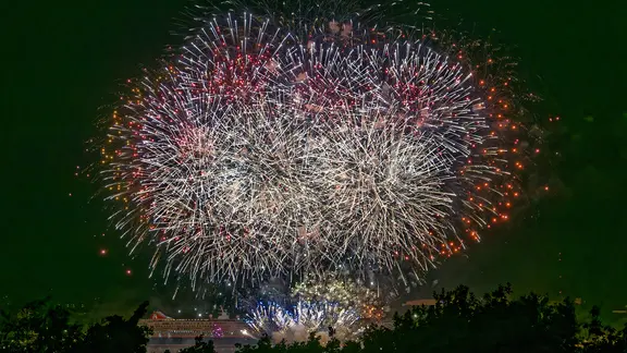 Das große Abschlussfeuerwerk gehört für viele zur Kieler Woche einfach dazu. Seit ein paar Jahren wird das Feuerwerk durch eine Drohnenshow ergänzt. | Jens Wiemken, Jens Wiemken Abschlussfeuerwerk Kieler Woche 2023