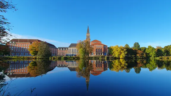 Dieses tolle Foto des Kieler Rathauses gelingt Brigitte Sibbe aus Kronshagen (Kreis Rendsburg-Eckernförde) in der Morgensonne am kleinen Kiel. | Brigitte Sibbe, Brigitte Sibbe Das Kieler Rathaus spiegelt sich im kleinen Kiel.