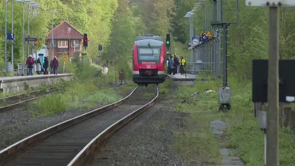 Ein Regionalzug fährt in einem Bahnhof ein | NDR Ein Regionalzug fährt in einem Bahnhof ein