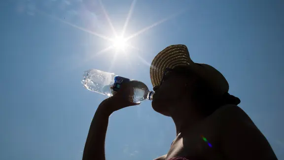 Eine Frau trinkt aus einer Flasche Wasser. | picture alliance / dpa | Marcel Kusch Eine Frau trinkt aus einer Flasche Wasser.