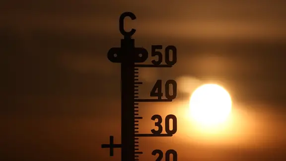 Ein heißer Tag neigt sich dem Ende zu, die Sonne geht langsam unter.