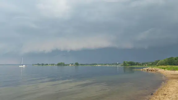 Gewitter im Anflug an der Flensburger Förde. | NDR, Frank Goldenstein Gewitter im Anflug an der Flensburger Förde.