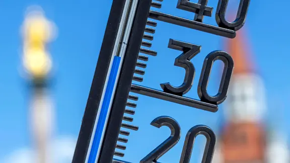 Ein Thermometer zeigt über 30 Grad an | picture alliance / Wolfgang Maria Weber Ein Thermometer zeigt über 30 Grad an