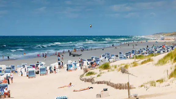 Ein gut besuchter Strand auf Sylt.