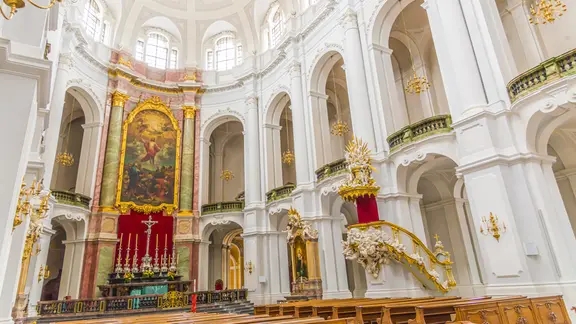 Prunkvoller Barockbau: Blick in das Innere der Dresdner Hofkirche | Bistum Dresden-Meißen / Andreas Gäbler Blick in die Dresdner Hofkirche