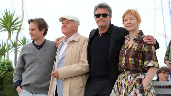 August Diehl, Hanns Zischler, Pawel Pawlikowski und Sandra Hüller beim Fototermin „Vaterland“ beim 79. Festival de Cannes