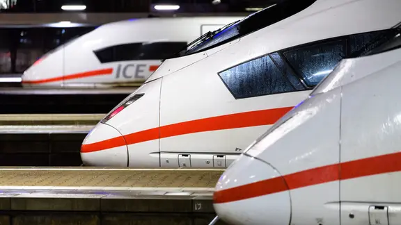 Züge vom Typ ICE stehen an einem Bahnhof. | picture alliance / Matthias Balk/dpa | Matthias Balk Züge vom Typ ICE stehen an einem Bahnhof.